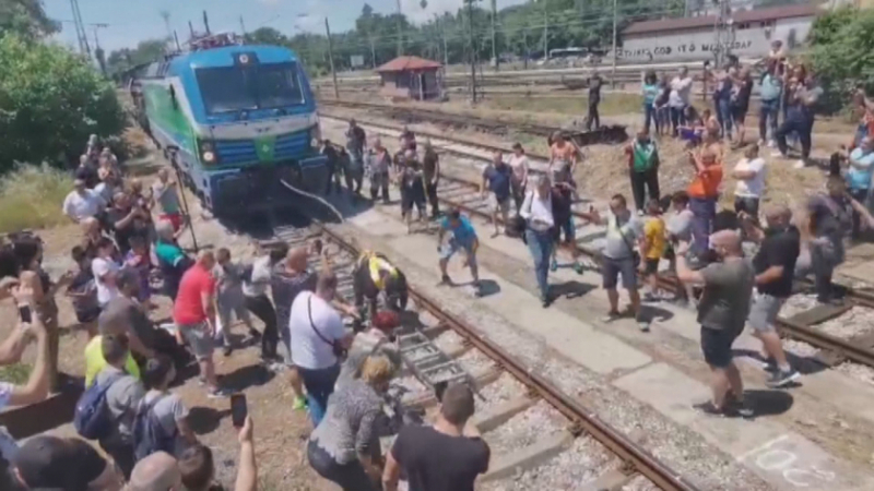 Заявка за рекорд на Гинес: Пловдивчанин изтегли 84-тонен локомотив