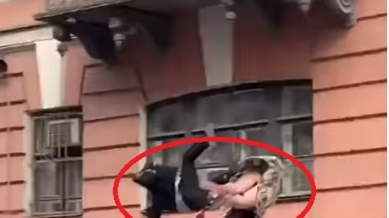 Мъж и жена се млатиха на балкон, накрая и двамата паднаха от него ВИДЕО