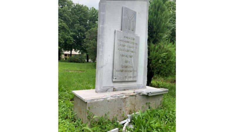 Очевидци: Северен македонец извърши кощунство с паметник на Хан Аспарух в Плевен