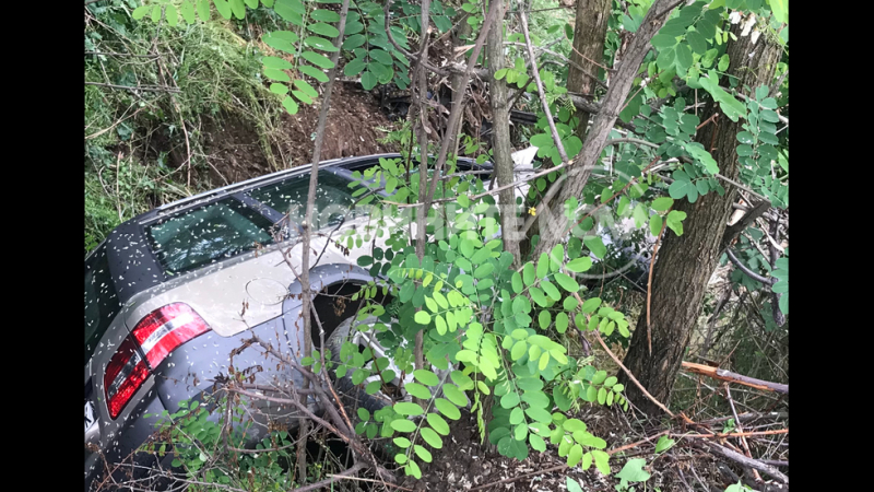 Кола с бясна каскада на мост край Казанлък СНИМКИ