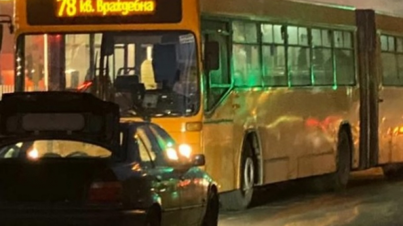 Огнен инцидент с автобус на градския транспорт в столицата ВИДЕО
