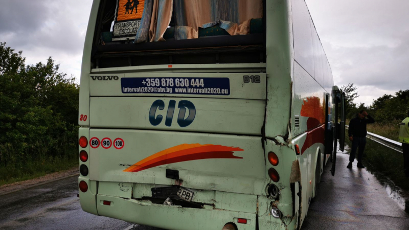 Първа СНИМКА от катастрофата с училищен автобус край София