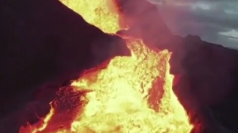 Блогър засне невиждано досега ВИДЕО на изригващ вулкан
