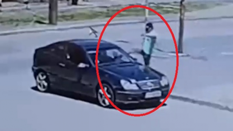 Шокиращо ВИДЕО: Мъж изскочи от джип и изрита в главата шофьорка в София