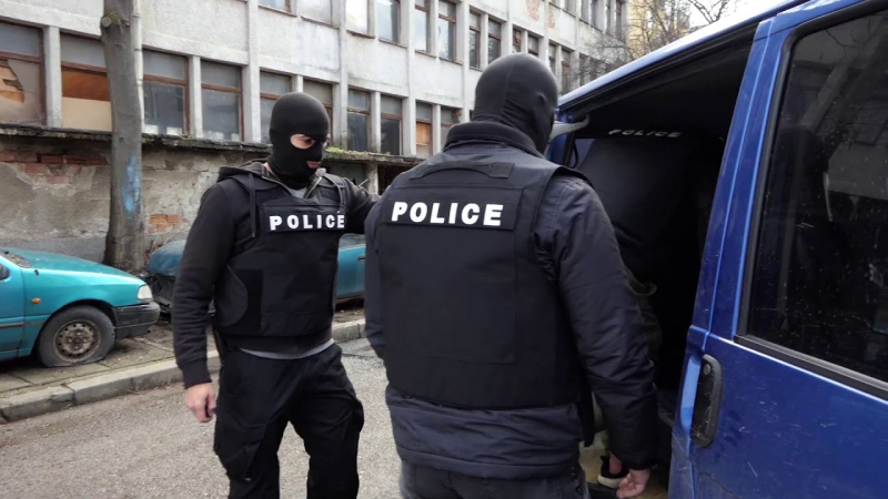 Полицаи влязоха в административна сграда в Раковски и се хванаха за главите СНИМКИ 