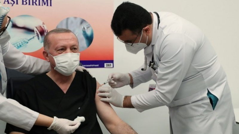 The Times: Ердоган стана първият световен лидер, който се е ваксинирал по този начин 