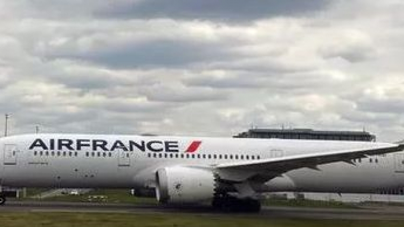 Извънредна ситуация със самолет на летище в Париж 