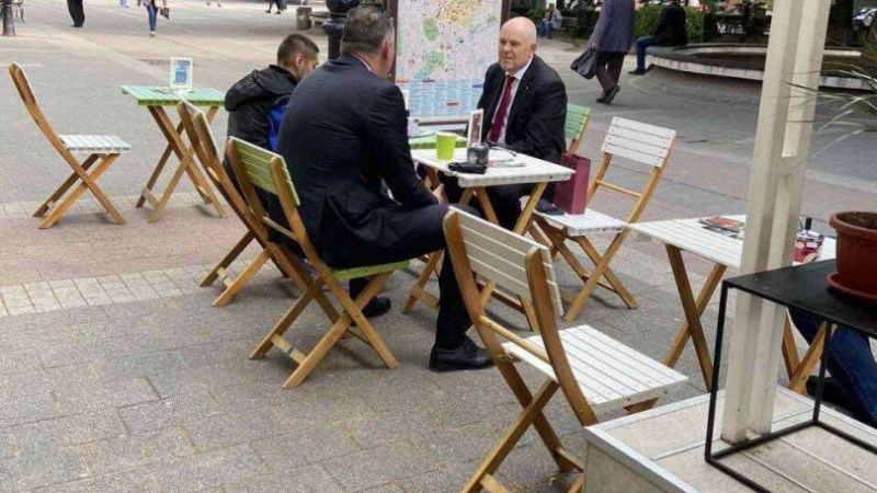 Иван Гешев отиде тайно в Пловдив и седна на кафе с... СНИМКИ