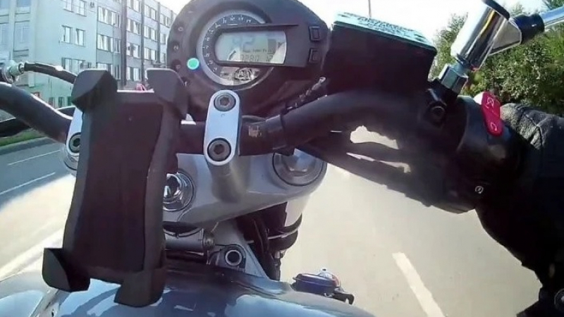 Зрелищни ВИДЕА: Моторист форсира на задна гума и стана кошмарно меле