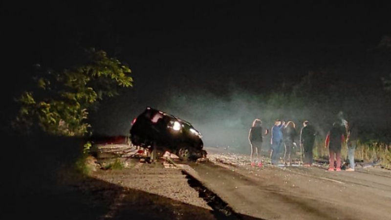 Ад по тъмна доба в Бургас: Кола се разцепи на две след катастрофа, има загинал и ранени