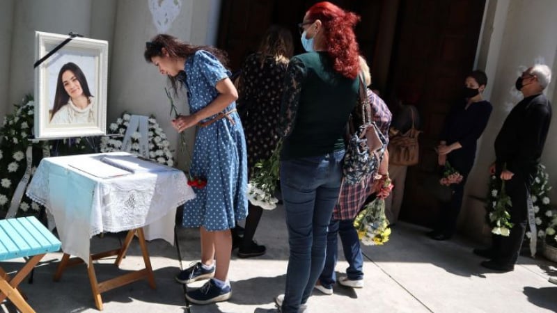Погребаха Лорина Камбурова в бял ковчег, стотици си взеха "сбогом"