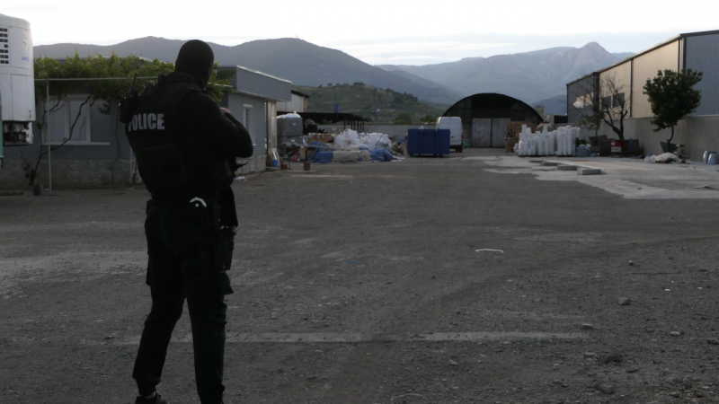 Прокуратурата пусна СНИМКИ и ВИДЕО на 700 кг хероин заловени при спецоперация край Сливен