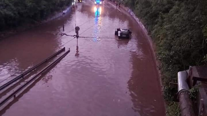 Невиждан потоп във Враца, потънаха коли с хора ВИДЕО