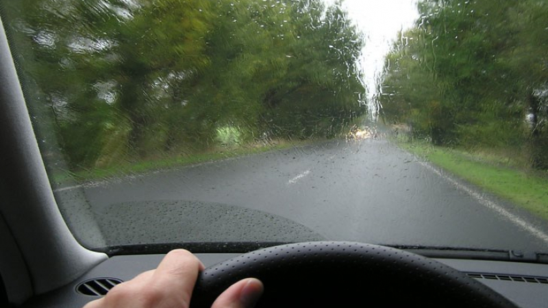 Става ли колата по-мощна по време на дъжд?