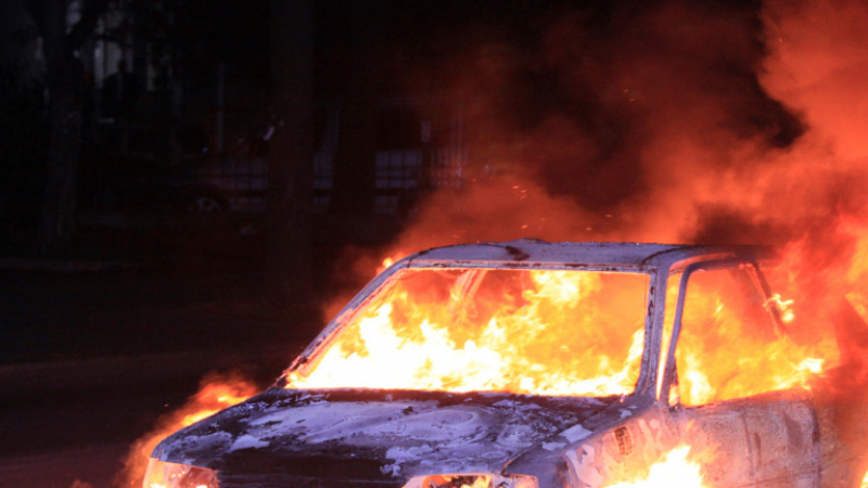 Двама опожариха коли в Мездра за десетки хиляди левове, сега лошо им се пише