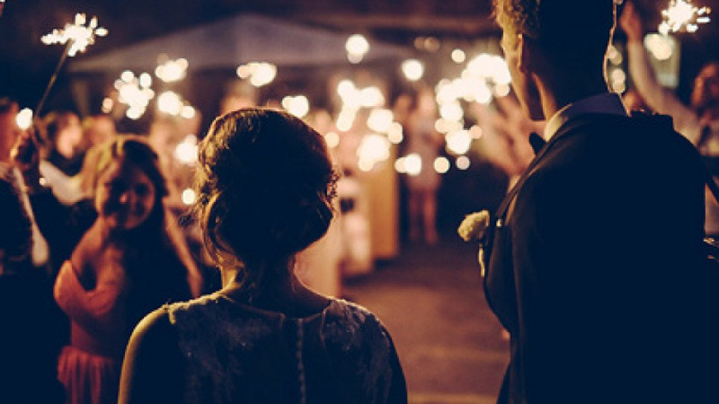 Непозната цъфна на сватба в бяла рокля и разкри най-голямата тайна на младоженеца