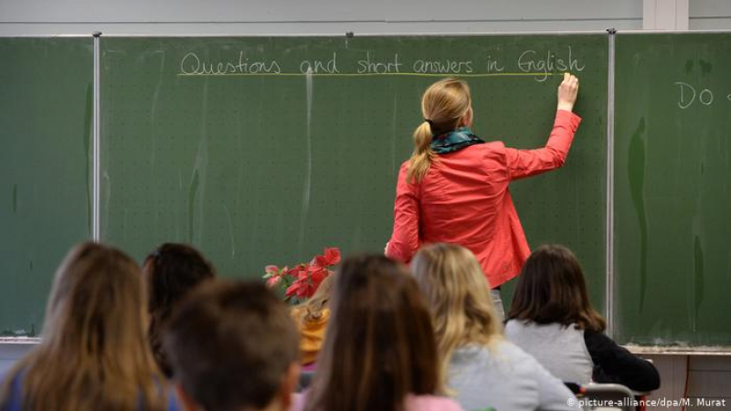 Школо на ужасите в Пловдив: Гамен с ритник на топка прати учителка в комоцио 