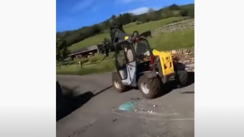Зрелищни ВИДЕА: Побеснял фермер потроши кола на туристи с мотокара си