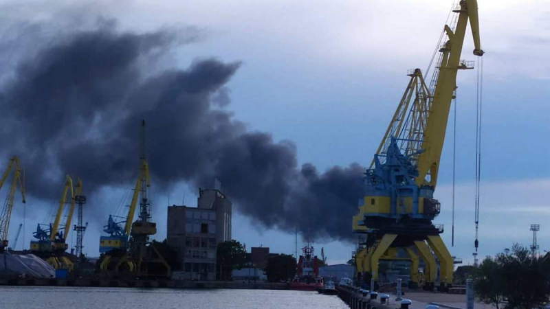 Извънредна ситуация на бургаската Морска гара, черни облаци дим закриха небето СНИМКА 