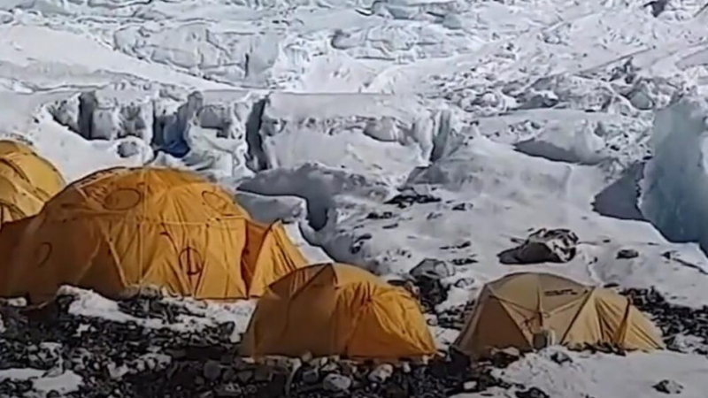 Камери уловиха ужасяващ момент с алпинисти и връхлитаща ги лавина ВИДЕО
