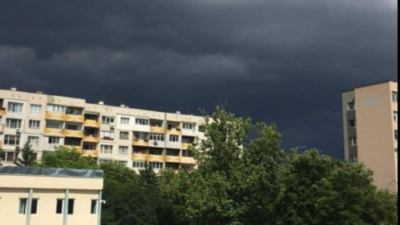 Небето се разтвори: Мощна буря с градушка удари София СНИМКИ