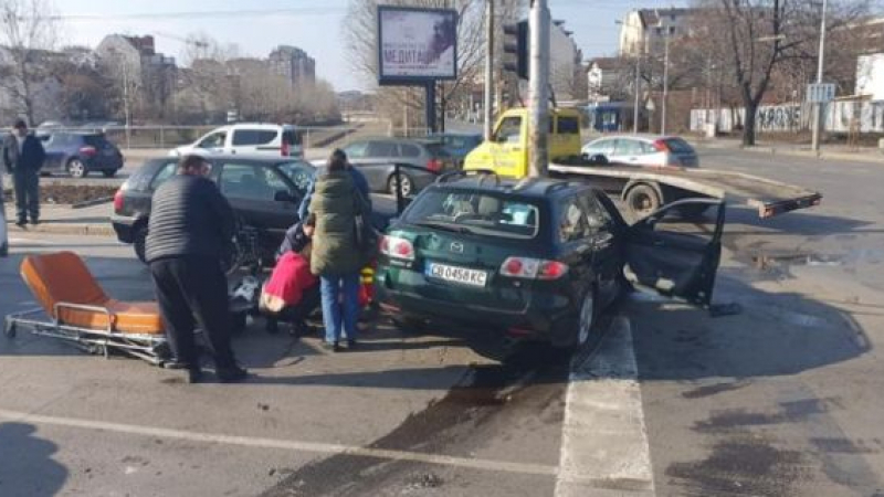 Три коли се помляха пред пешеходна пътека в Пловдив 
