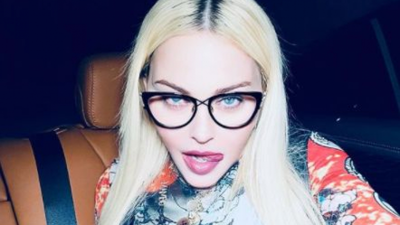 Мадона втрещи мрежата със СНИМКИ 18+ по бельо 