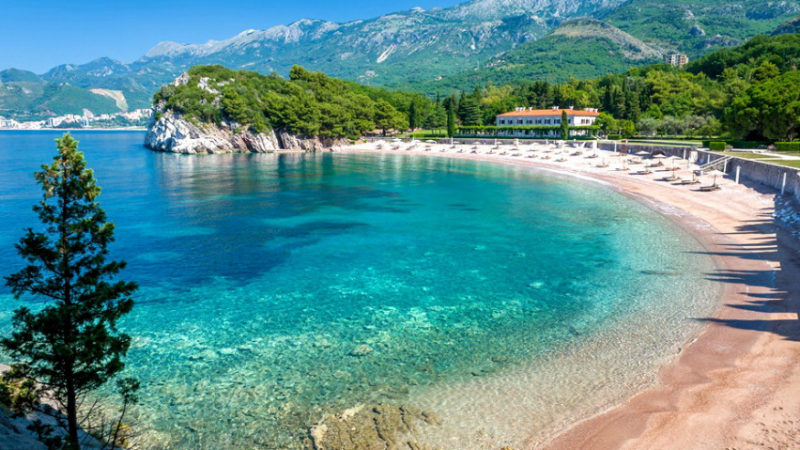 Ето какви тежки забрани и цени има на най-скъпият плаж в Черна гора