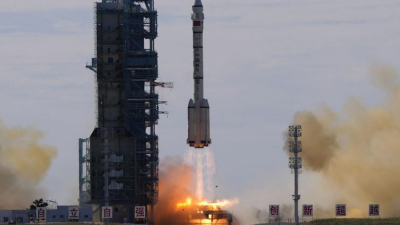 Китай изстреля първия космически кораб до новата си космическа станция СНИМКИ