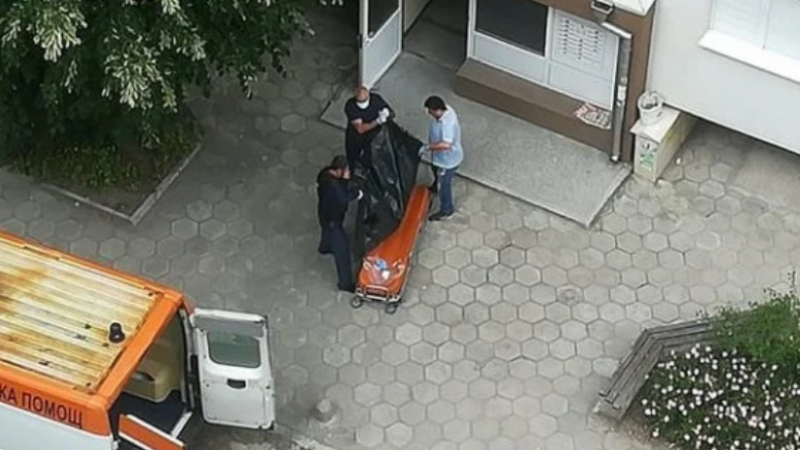Ужасна гледка: Изнесоха труп в чувал от жилищен блок в Хасково 