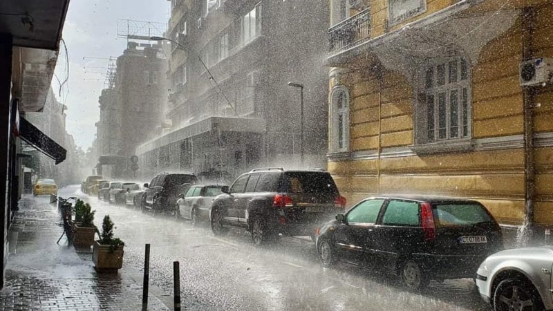 Къде е лятото? Гръмотевична буря днес в този район на България, иде дълго захлаждане  
