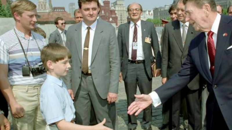 Тайнствена СНИМКА от 1988 г. заплете голяма мистерия с младия Путин и Рейгън