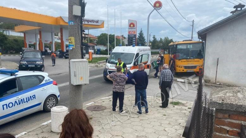 Училищен автобус катастрофира край Хасково СНИМКИ