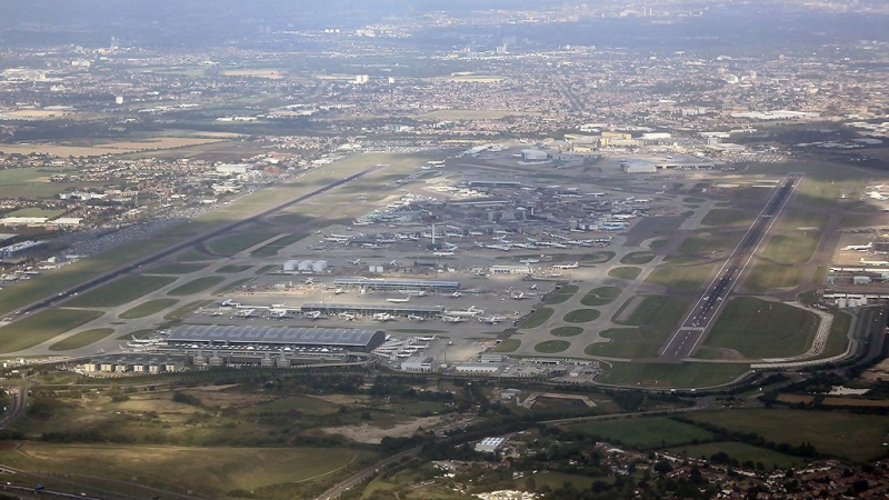 Тежък инцидент: Самолет кацна по нос на летище „Хийтроу” ВИДЕО