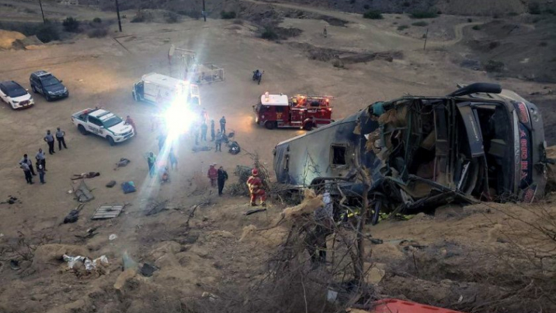 Автобус падна в 200-м. пропаст, спасители броят труповете 