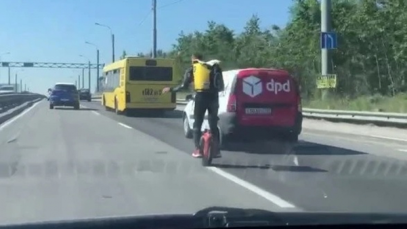 Зрелищни ВИДЕА: Куриер с моноцикъл шпори на пътя, задминава коли и автобуси