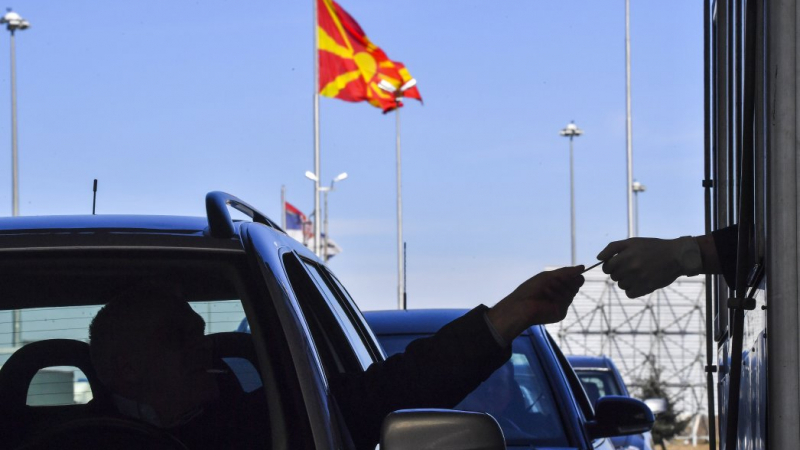 Какво се случва: Хиляди граждани на Северна Македония щурмуват...