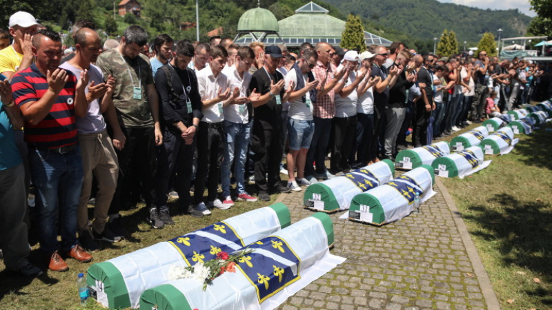 В Черна гора уволниха министър за отричане на геноцида в Сребреница