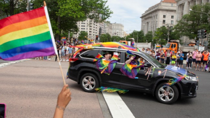 Кола се вряза в гей парад в Маями! Един загина, а конгресмен...