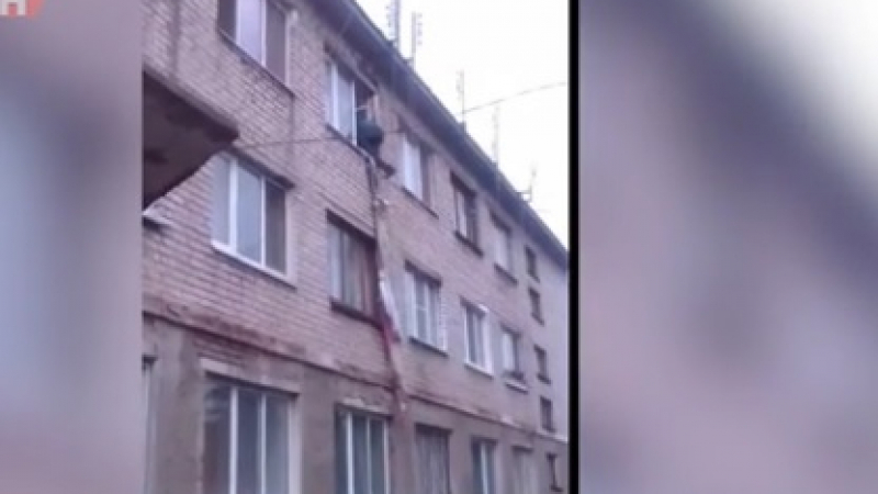 Мъж се опита да избяга от апартамент с помощта на вързани чаршафи ВИДЕО