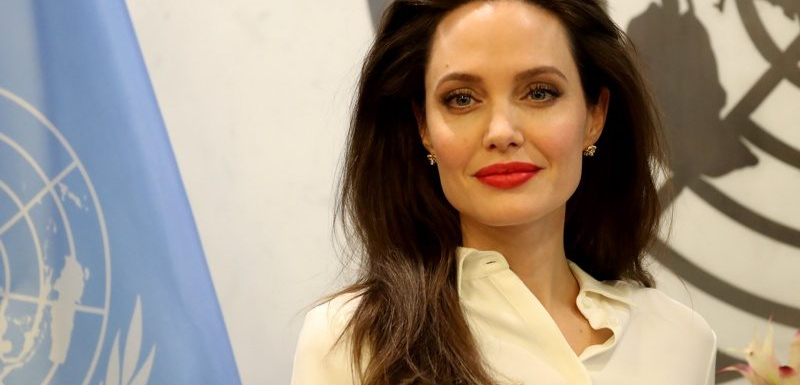 Изложи се: Анджелина Джоли изби рибата, хукна по улицата облечена в...
