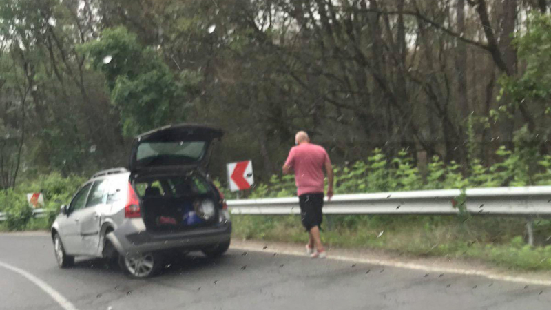 Кола в дере след тежка челна катастрофа на пътя Бургас-Обзор СНИМКИ