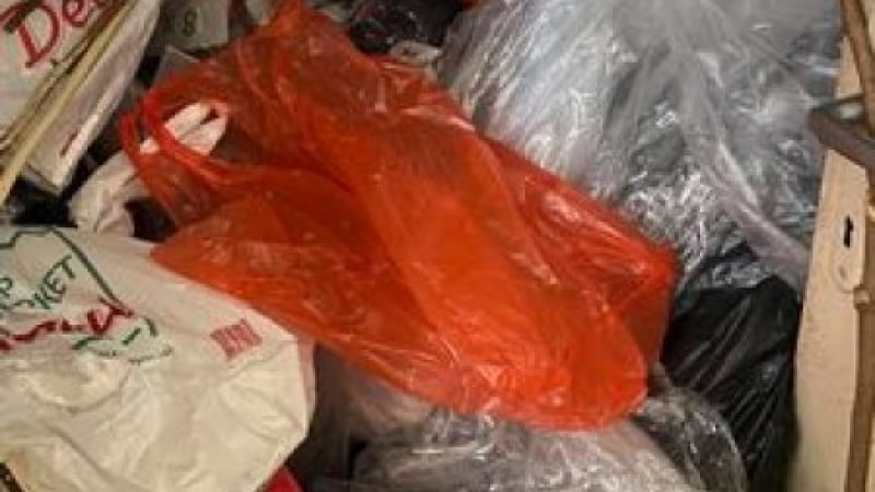 Шокиращи кадри: Жена вегетира под тонове боклуци в дома си в Пловдивско