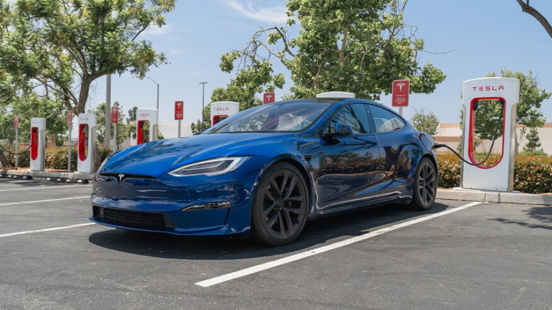 Собственик на Tesla Model S Plaid показа фантастичното ѝ ускорение по магистрала ВИДЕО 