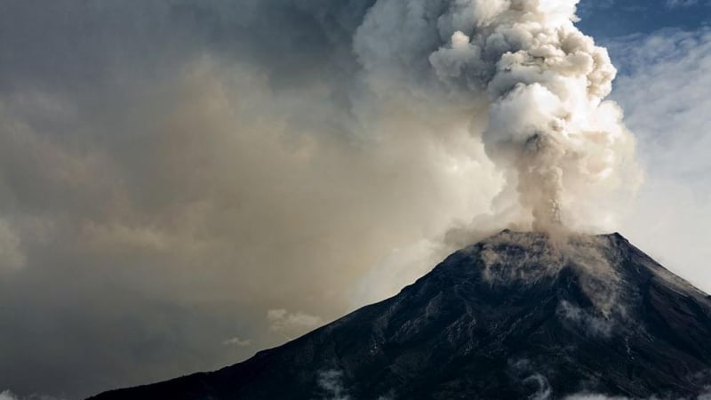 Мощно изригна вулканът Мерапи ВИДЕО