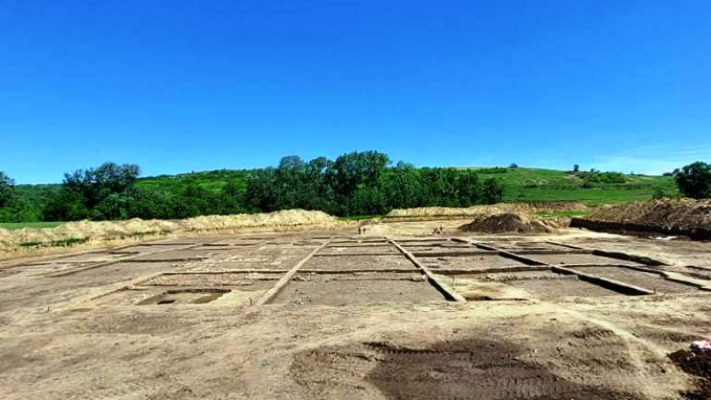 Древно съкровище изненада археолозите край строящ се път в Монтанско СНИМКИ