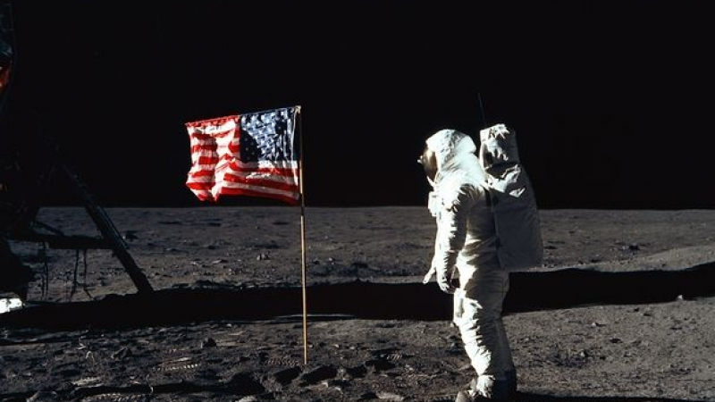 Пък съмнения: Астронавт от Аполо 11 слиза на Луната прозрачен във ВИДЕО на НАСА