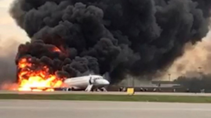 Двигател на български самолет избухна по време на полет