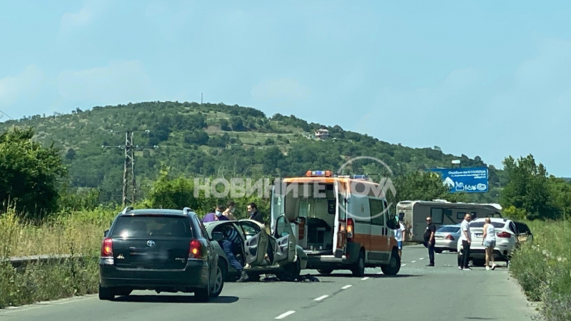 Тежко меле блокира трафика на юг от Бургас СНИМКА