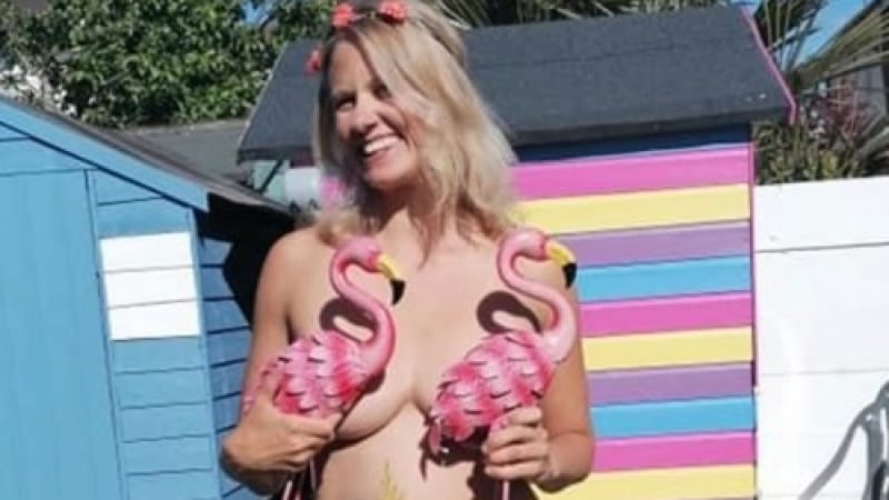 Нова секси мода: Жени се събличат чисто голи в градината СНИМКИ 18+